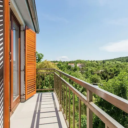 Apartment In Silo Near The Sea Šilo