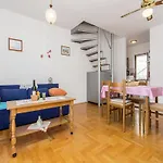 Apartment In Silo Near The Sea Lägenhet Šilo